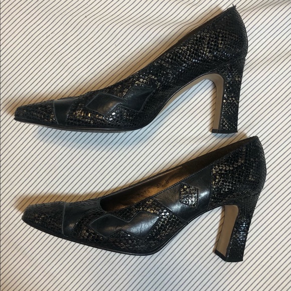 Navy leather slip on heels by Cara Molina España. - Picture 3 of 16